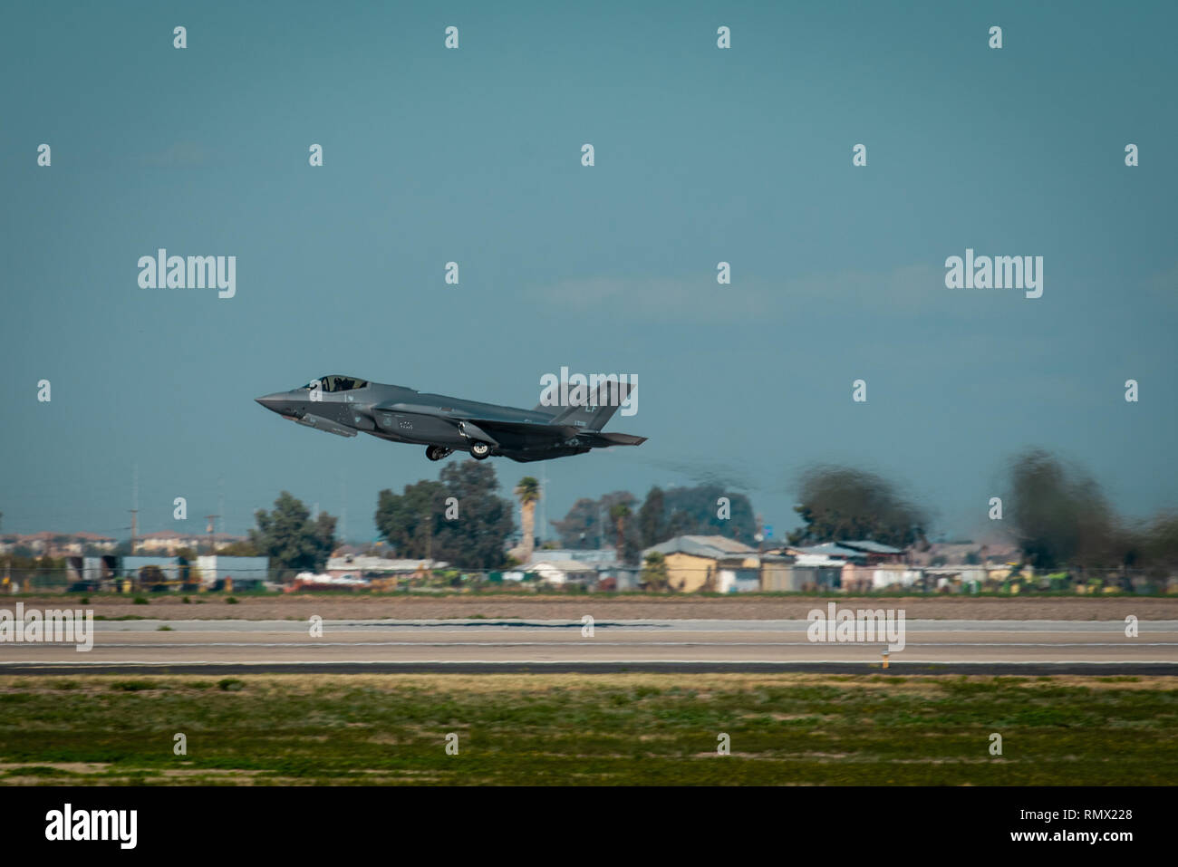 Il cap. Andrea "Dojo" Olson, F-35un fulmine II Demo Team commander e pilota, decolla per la 56th Fighter Wing volo di certificazione, 1 febbraio 2019 a Luke Air Force Base, Ariz. Olson ha eseguito manovre davanti a Luca leadership come il primo livello di approvazione necessarie per volare la dimostrazione delle prestazioni della squadra ad aria la mostra in tutto il paese. (U.S. Air Force foto di Airman 1. Classe Aspen Reid) Foto Stock