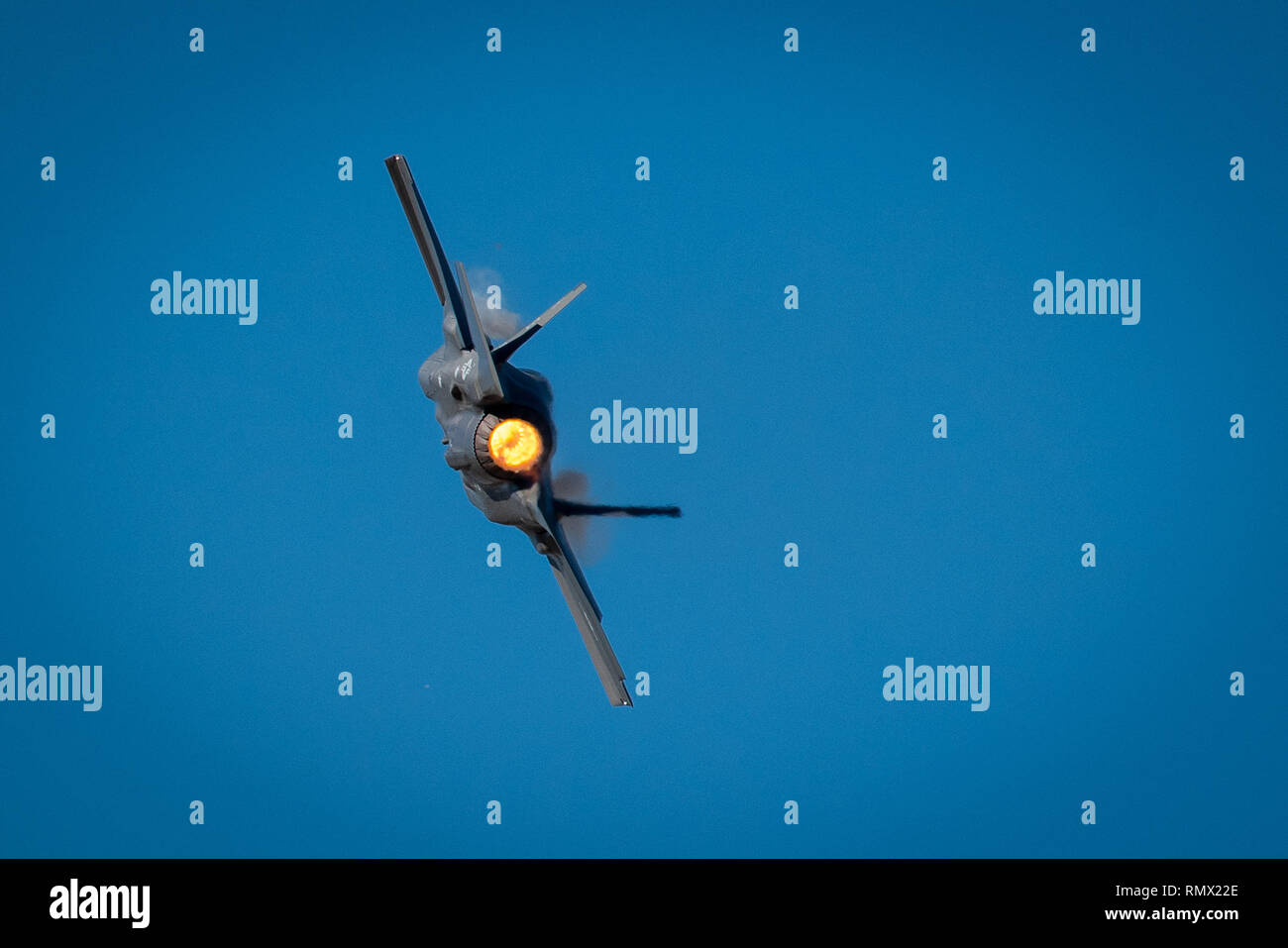 Il cap. Andrea "Dojo" Olson, F-35un fulmine II Demo Team comandante pilota e le pratiche della nuova F-35 Profilo di dimostrazione 1 febbraio 2019 a Luke Air Force Base, Ariz. La F-35 Demo Team è programmato per percorrere il paese mostrare le funzionalità del F-35 al pubblico. (U.S. Air Force foto di Airman 1. Classe Aspen Reid) Foto Stock