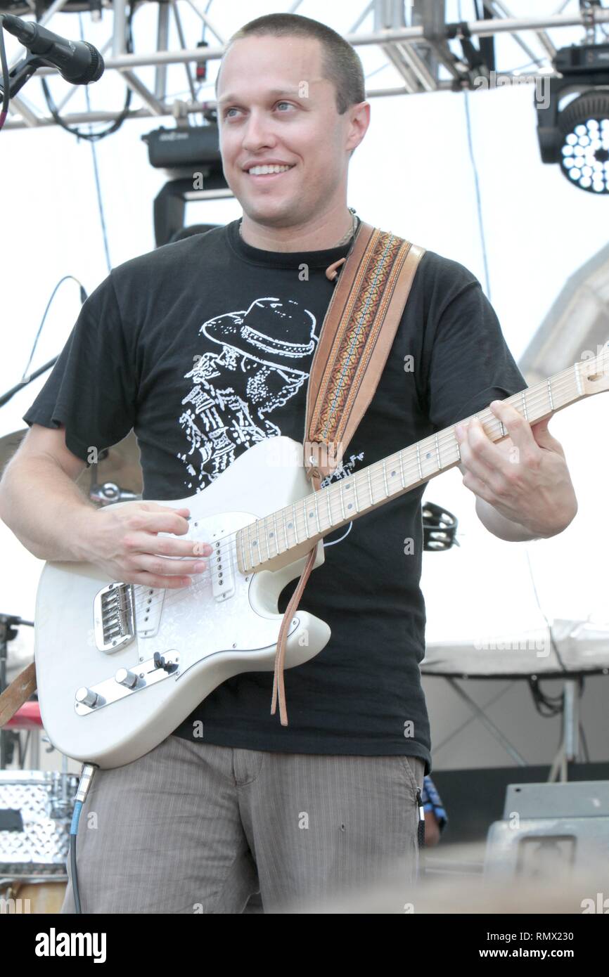 Cantante, compositore e chitarrista Ryan Montbleau è mostrato esibirsi sul palco durante un 'live' aspetto di concerto. Foto Stock