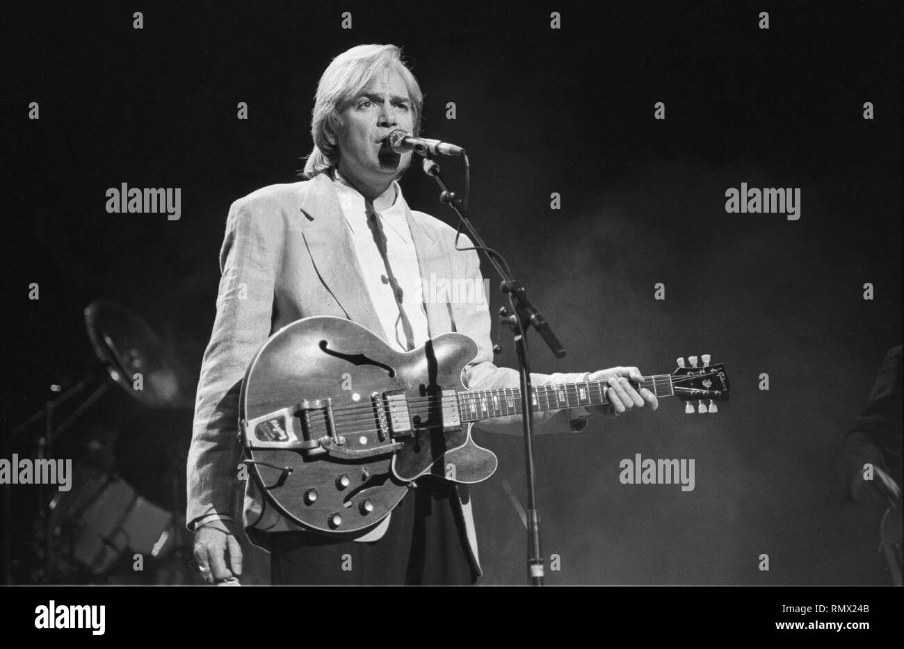 Cantante, compositore e chitarrista Justin Hayward della rock band The Moody Blues è mostrato esibirsi sul palco durante un 'live' aspetto di concerto. Foto Stock