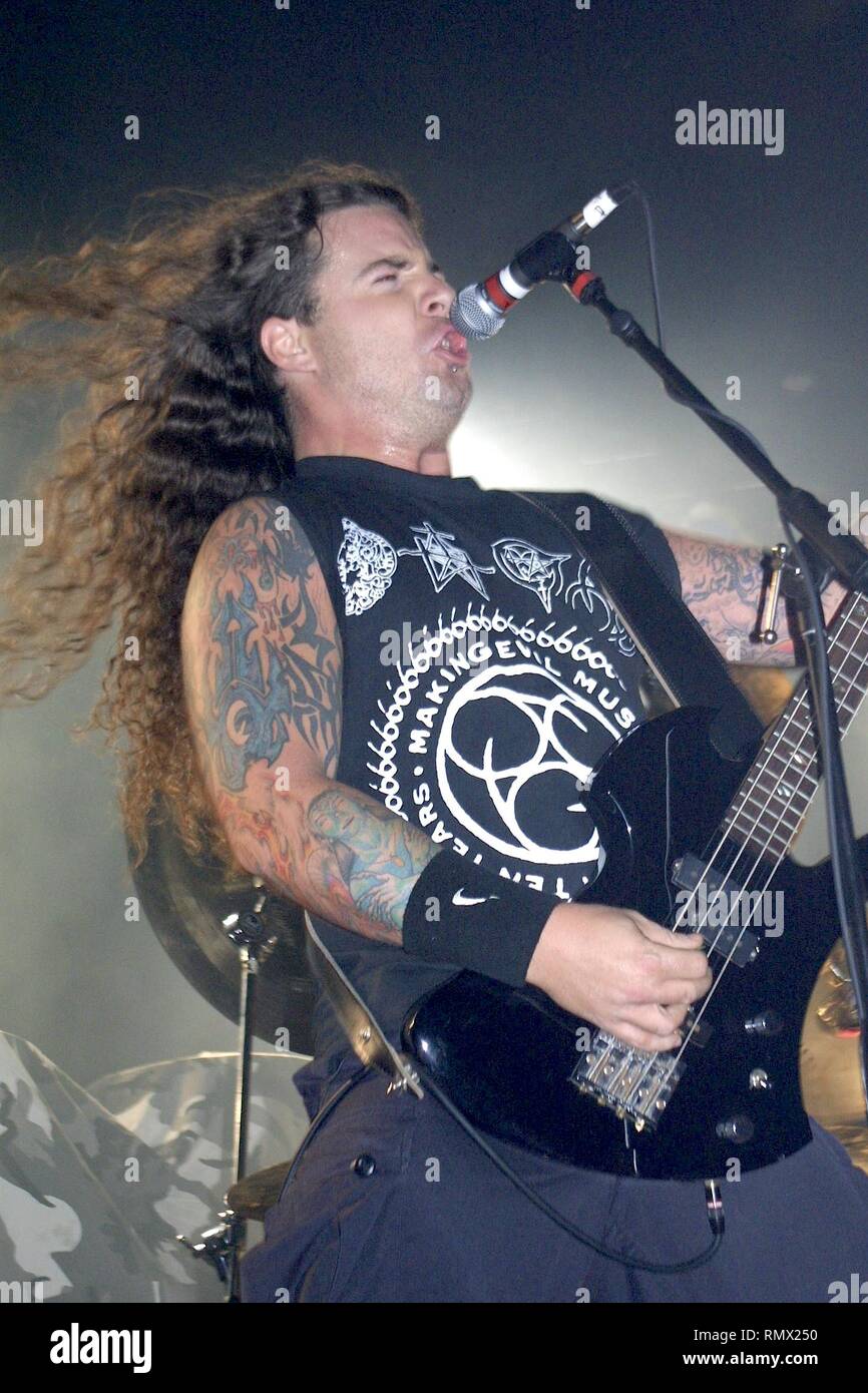 Il bassista e cantante della band death metal Morbid Angel è mostrato esibirsi sul palco durante un 'live' aspetto di concerto. Foto Stock