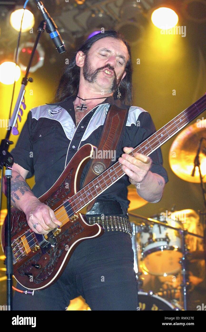 Il bassista, cantante e cantautore Lemmy Kilmister dei hard rock band Motörhead è mostrato esibirsi sul palco durante un 'live' aspetto di concerto. Foto Stock