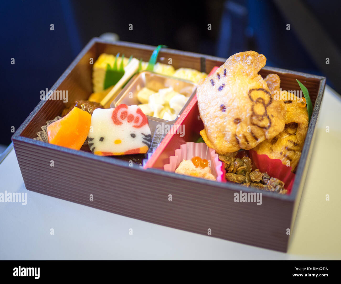 Offerte Hello Kitty ekiben (treno bento, Hello Kitty bento box pranzo a bordo della Hello Kitty shinkansen (Hello Kitty bullet train). Okayama, Giappone. Foto Stock