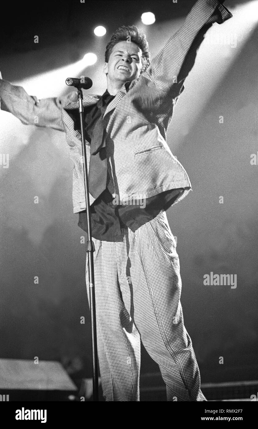 Il cantante e ballerino Donnie Wahlberg di nuovi capretti sul blocco è indicato di eseguire sul palco durante un concerto le prestazioni. Foto Stock