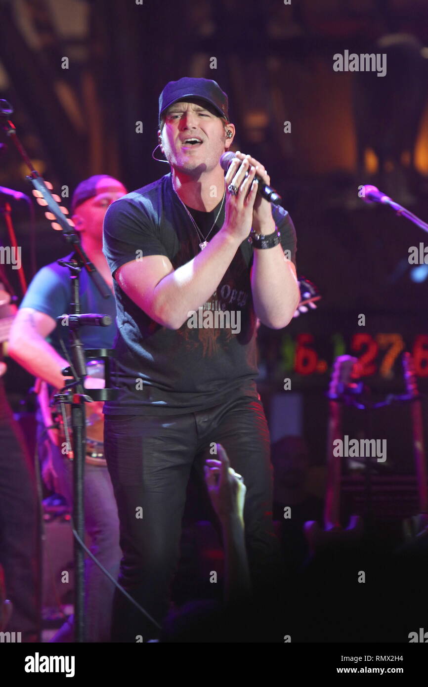 Country Music star Jerrod Niemann è mostrato esibirsi sul palco durante un 'live' aspetto di concerto. Foto Stock
