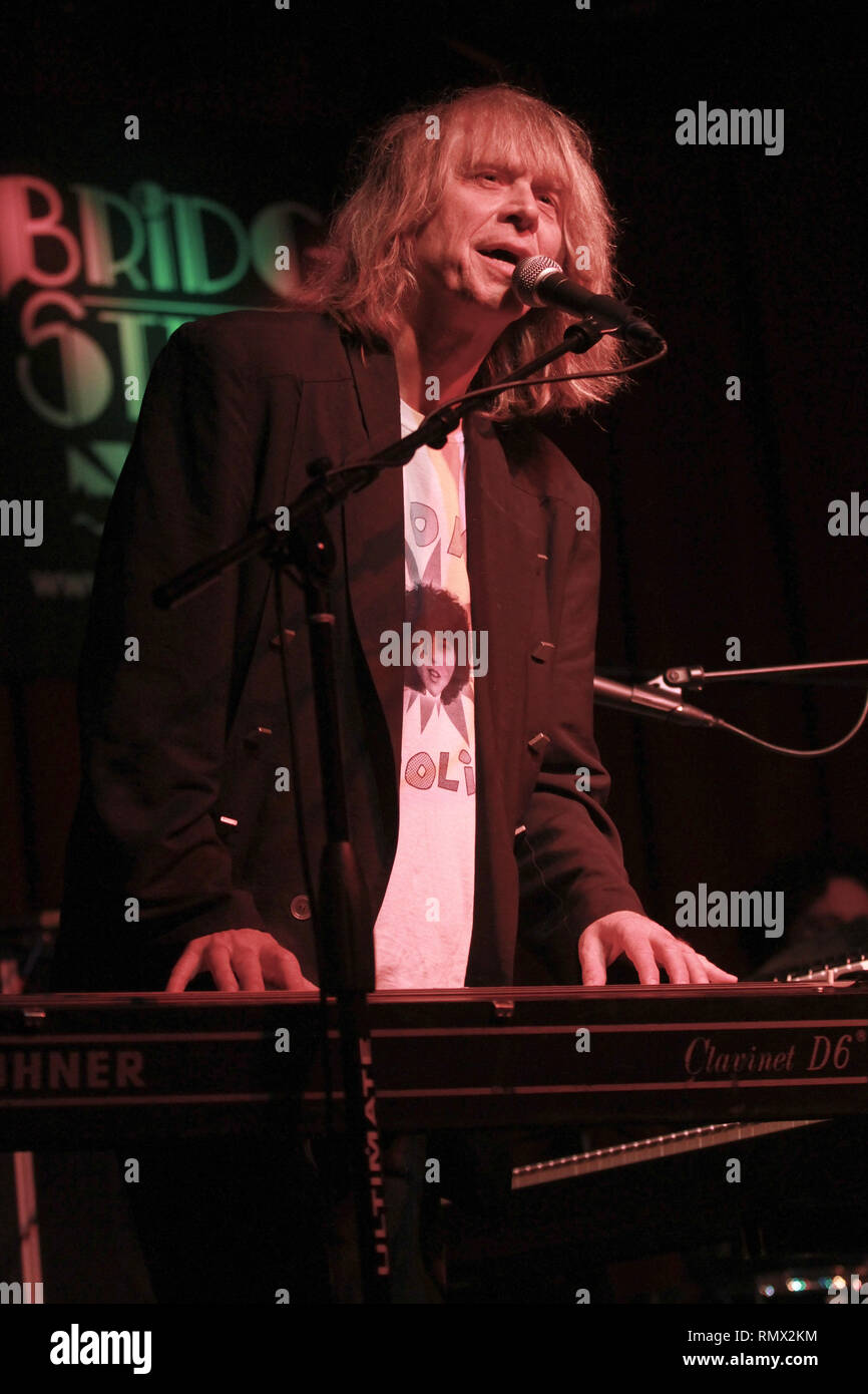 Il Pianista, cantante e cantautore Terry Adams è mostrato esibirsi sul palco durante un 'live' aspetto di concerto con NRBQ. Foto Stock