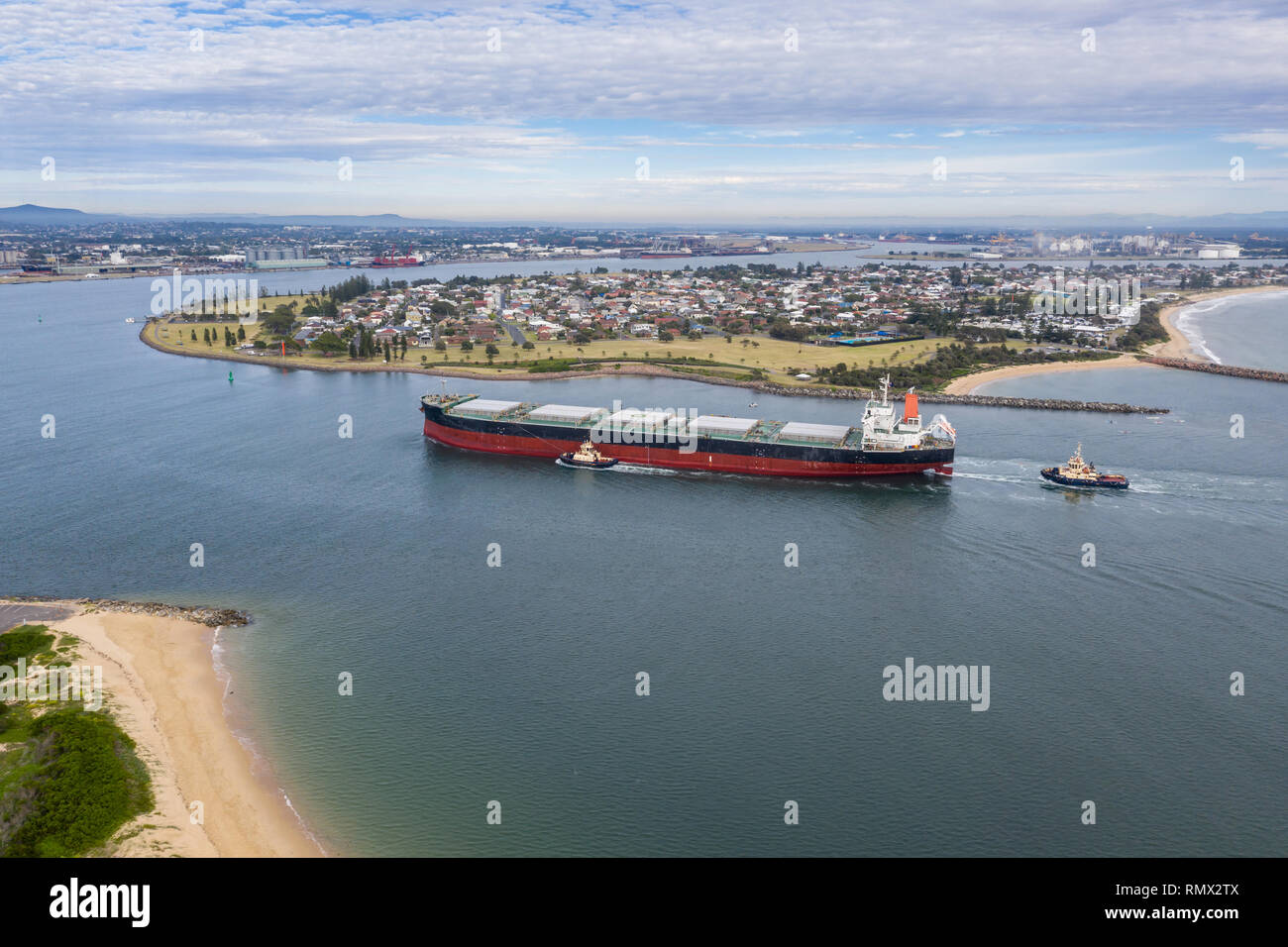 Un grande carbone trasporto nave che entra in porto di Newcastle - Newcastle è uno dei più grandi del carbone porti di esportazione in tutto il mondo fornendo termica e cokefazione c Foto Stock