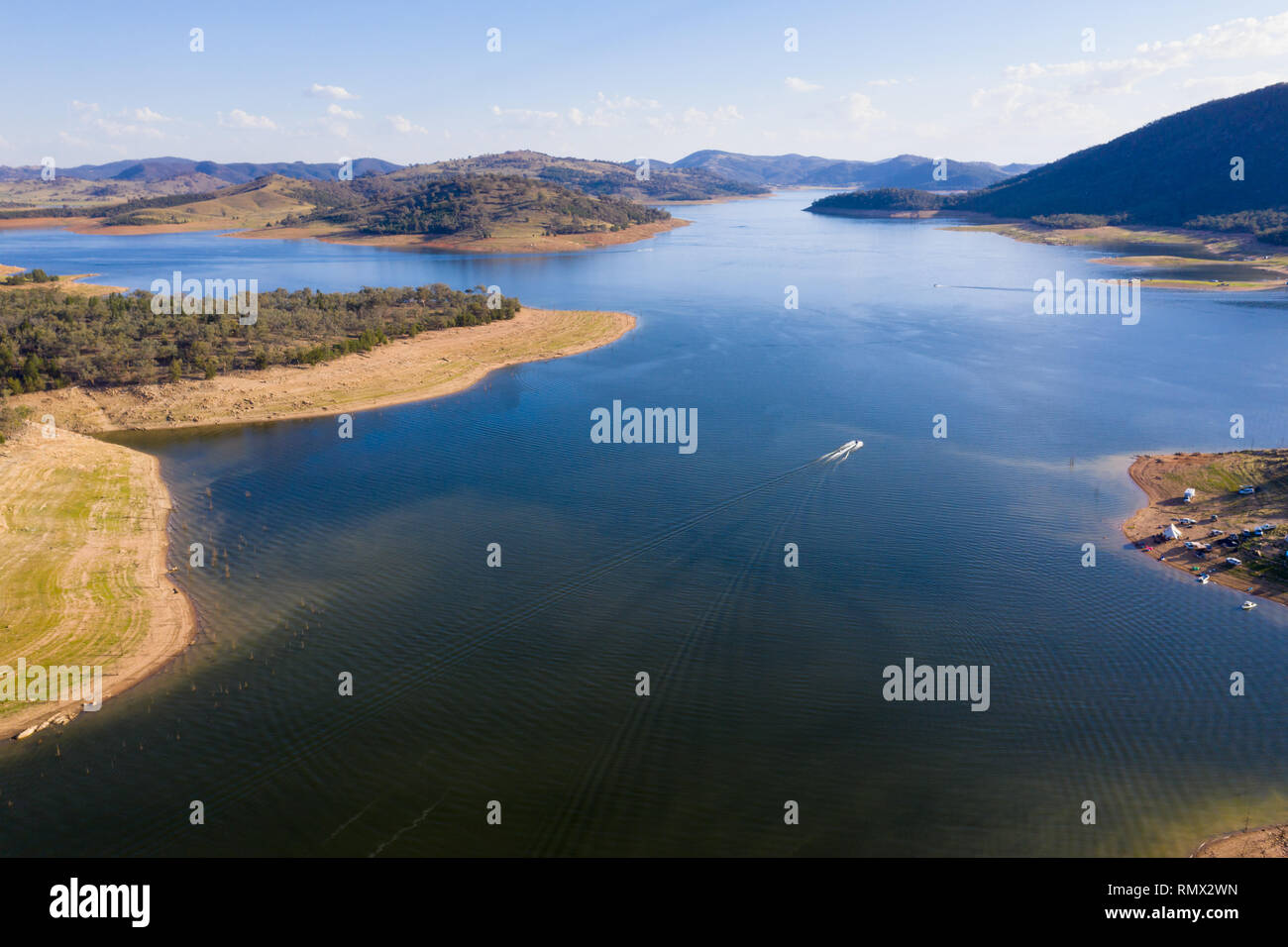 Vista aerea della diga Wyangala nel centro di NSW. La diga fornisce acqua di storage per il fiume Lachlan e area ricreativa per il campeggio e la nautica activitie Foto Stock