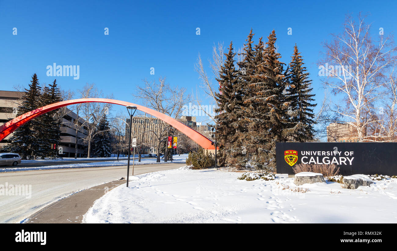 CALGARY, Canada - FEB. 14, 2019: l'Università di Calgary entrata segno e arco a Calgary, Alberta, Canada. Foto Stock