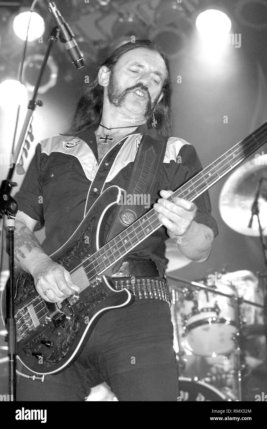 Il bassista, cantante e cantautore Lemmy Kilmister dei hard rock band Motörhead è mostrato esibirsi sul palco durante un 'live' aspetto di concerto. Foto Stock