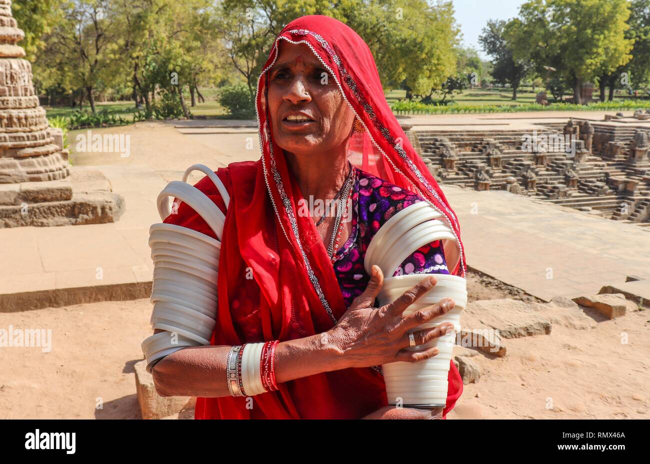 Ritratto di una donna indiana da Rajasthan, indossare un abito tradizionale presso il Tempio del Sole ,,Modhera-Gujarat,l'India. Foto Stock