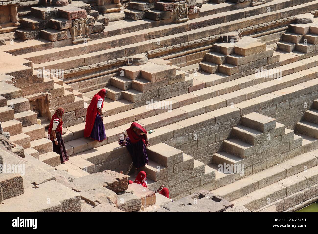 Le donne indiane da Rajasthan, indossando vestiti tradizionali, presso il Tempio del Sole ,,Modhera-Gujarat,l'India. Foto Stock