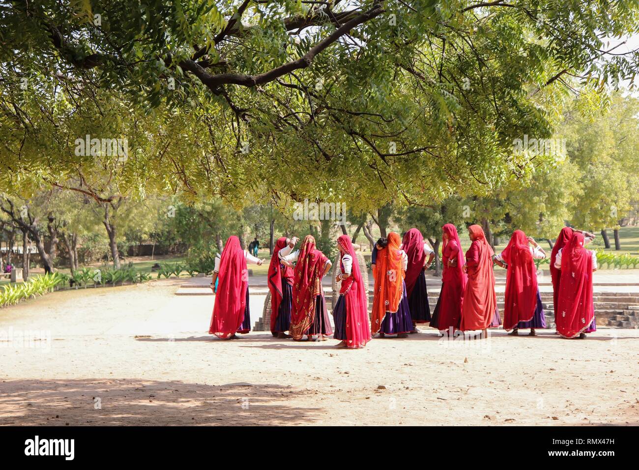 Le donne indiane da Rajasthan, indossando vestiti tradizionali, presso il Tempio del Sole ,,Modhera-Gujarat,l'India. Foto Stock