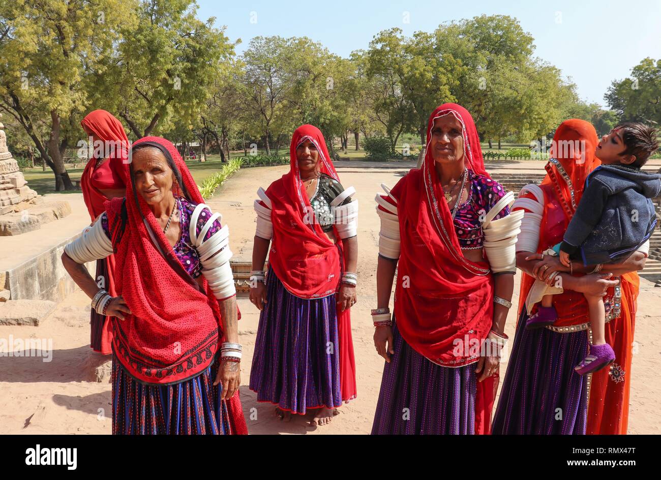 Le donne indiane da Rajasthan, indossando vestiti tradizionali, presso il Tempio del Sole ,,Modhera-Gujarat,l'India. Foto Stock