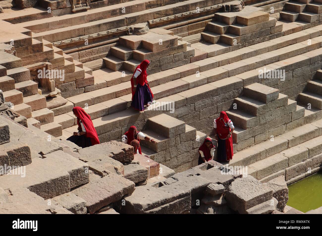 Le donne indiane da Rajasthan, indossando vestiti tradizionali, presso il Tempio del Sole ,,Modhera-Gujarat,l'India. Foto Stock