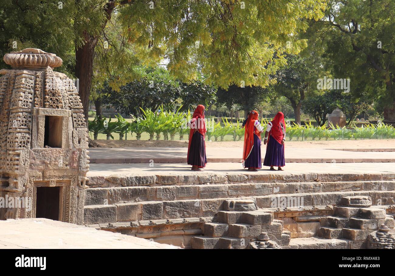 Le donne indiane da Rajasthan, indossando vestiti tradizionali, presso il Tempio del Sole ,,Modhera-Gujarat,l'India. Foto Stock