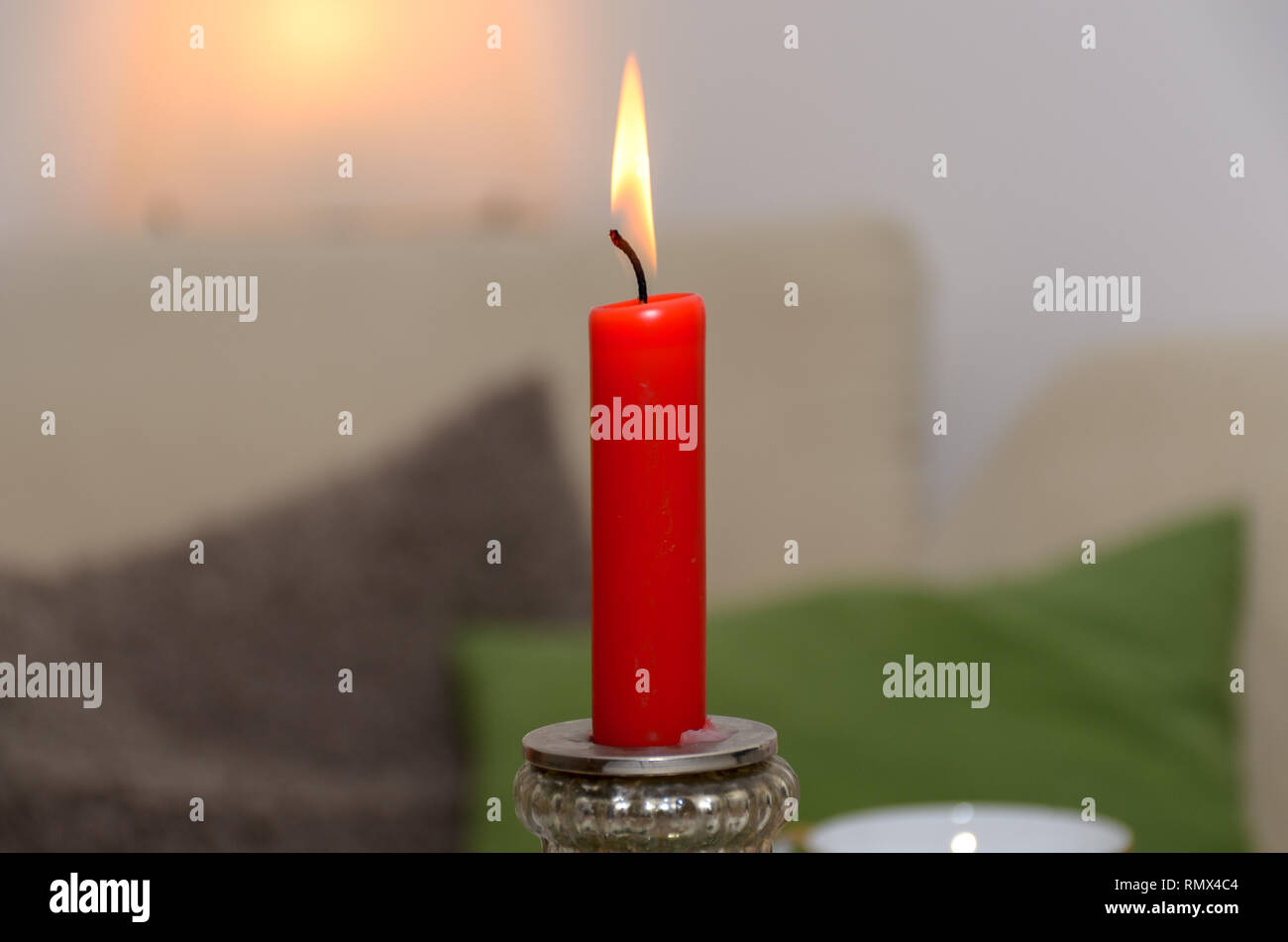 Festive candela rossa la masterizzazione in ambienti interni in una