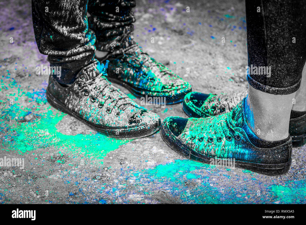 Nero scarpe running coperti in colorate di vernice in polvere Foto Stock
