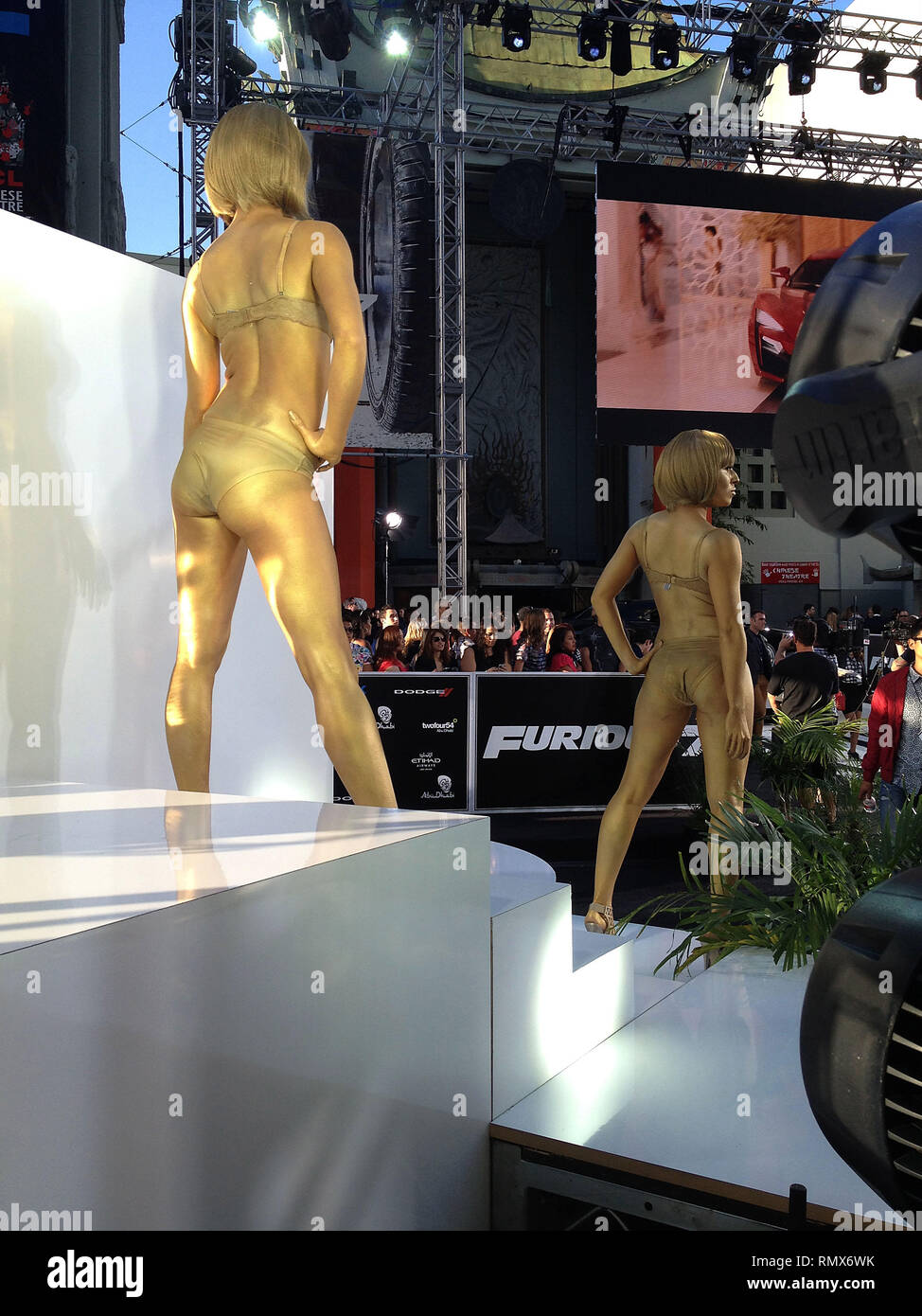 Ambiente sul tappeto nero 105 evento nella vita di Hollywood - California, moquette rossa e dietro le quinte, movie celebrità, personaggi televisivi, musica celebrità, Topix, Bestof, arte cultura e intrattenimento, fotografia, inchiesta tsuni@Gamma-USA.com , Tsuni Credito / STATI UNITI D'AMERICA, usura accessori da persone su evento. scarpe, gioielli, anello, orecchini, borsa di atmosfera e altri. dal 2015 Foto Stock