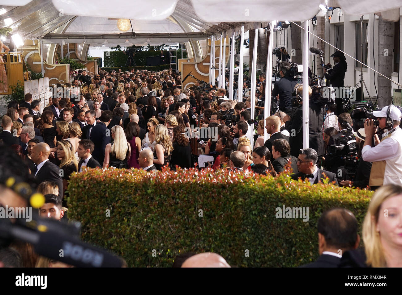 Tappeto rosso atmosfera , arrivo 363 Press room presso la 74Annuale di Golden Globe Awards presso il Beverly Hilton di Los Angeles. 08 gennaio 2017Tappeti rossi atmosfera , arrivo 363 evento nella vita di Hollywood - California, moquette rossa e dietro le quinte, movie celebrità, personaggi televisivi, musica celebrità, Topix, Bestof, arte cultura e intrattenimento, fotografia, inchiesta tsuni@Gamma-USA.com , Tsuni Credito / STATI UNITI D'AMERICA, usura accessori da persone su evento. scarpe, gioielli, anello, orecchini, borsa di atmosfera e altri. dal 2017 Foto Stock