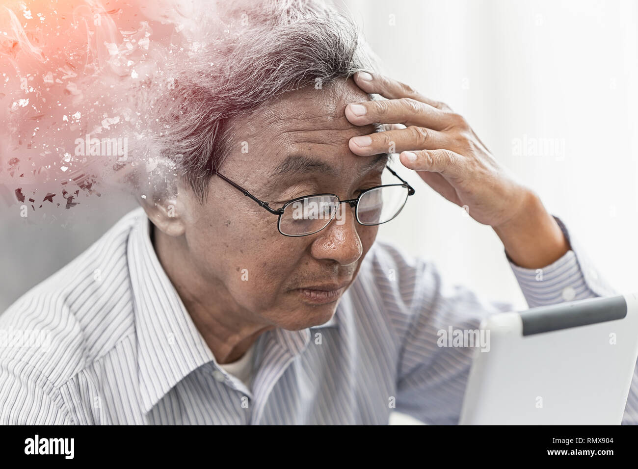 Asian elder perso la memoria da demenza o malattia di Alzheimer concept Foto Stock