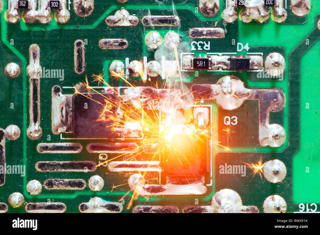 Elettricità - corto circuito burn out chip surriscaldamento sul PCB. Foto Stock