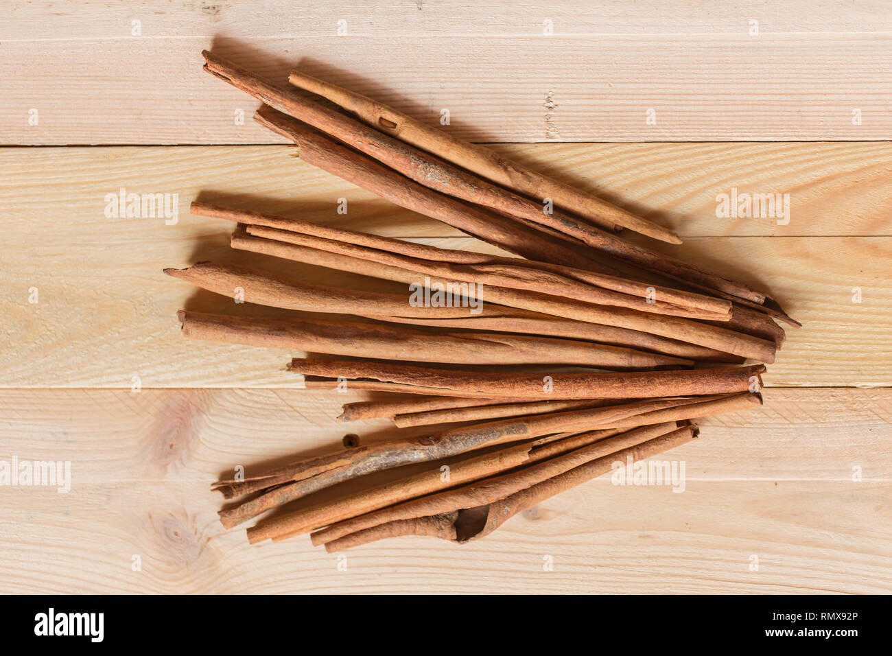 Vista dall'alto di bastoncini di cannella su uno sfondo di legno, asiatici natura Erbe aroma da corteccia. Foto Stock