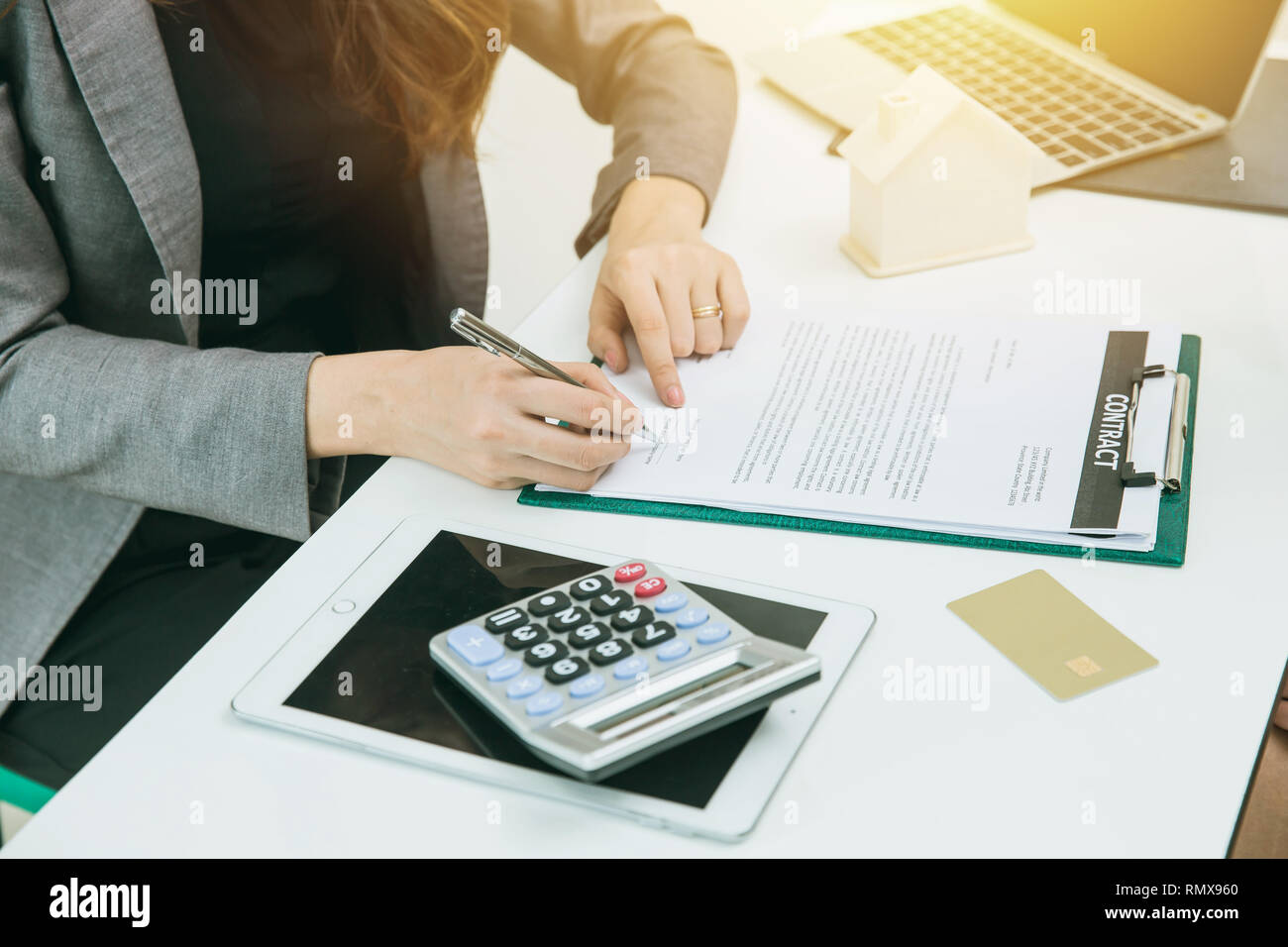 Primo piano business persone che cantano prestito home contatto con carta di credito e la calcolatrice in ufficio. Foto Stock