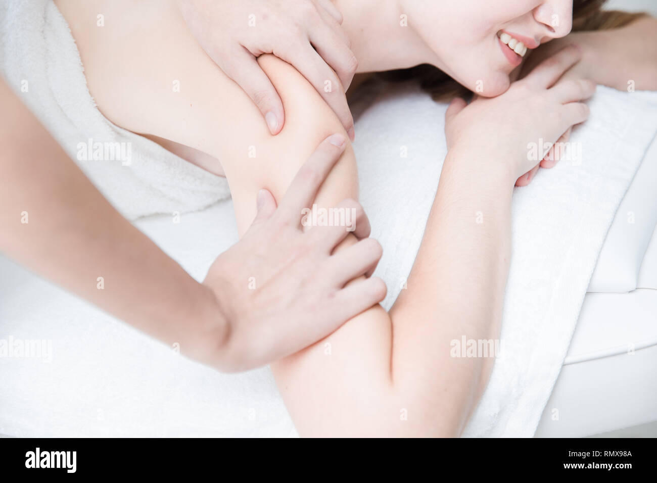 Donne dolore alla spalla, godere di sfregamento per massaggio relax nella spa Foto Stock