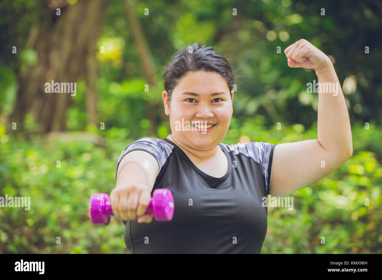 Sana e forte sovrappeso fat girl, outdoor sport attività concetto teen. Foto Stock