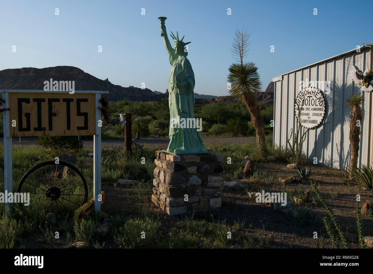 Un kitschy replica della statua della libertà in un negozio di articoli da regalo in Texas occidentale. Foto Stock