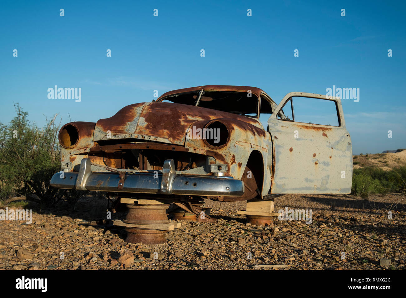 Un vecchio arrugginito auto abbandonate nel deserto del Texas occidentale. Foto Stock