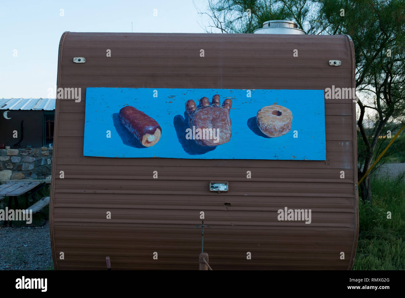 Un cibo camper con un divertente ciambella segno sulla West Texas. Foto Stock