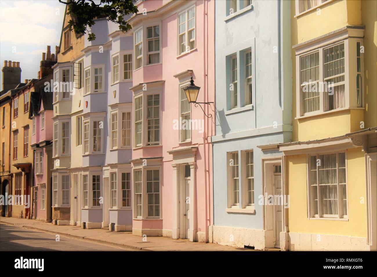 Una strada con colori pastello case, Oxford. Foto Stock