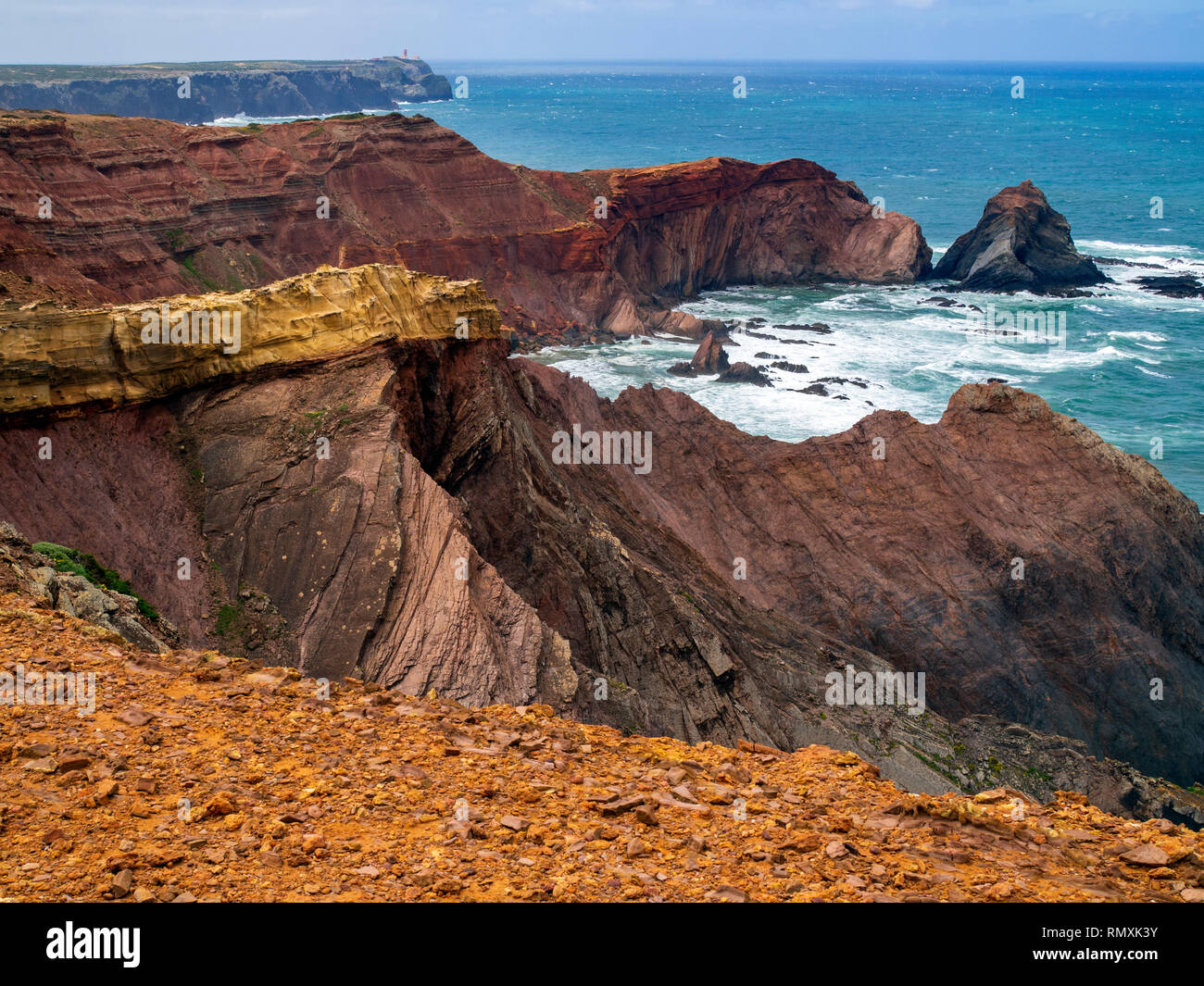Multi color rocce sul robusto, ventoso litorale di Capo San Vincenzo, Portogallo più a sud ovest punto. La zona è parte del sud-ovest un Foto Stock