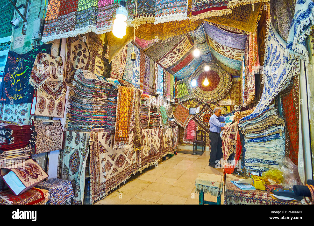 ISFAHAN, IRAN - 21 ottobre 2017: il negozio di Grand Bazaar con ampia gamma di handprinted arazzi, fazzoletti, sciarpe e altri pezzi, prodotta in m Foto Stock