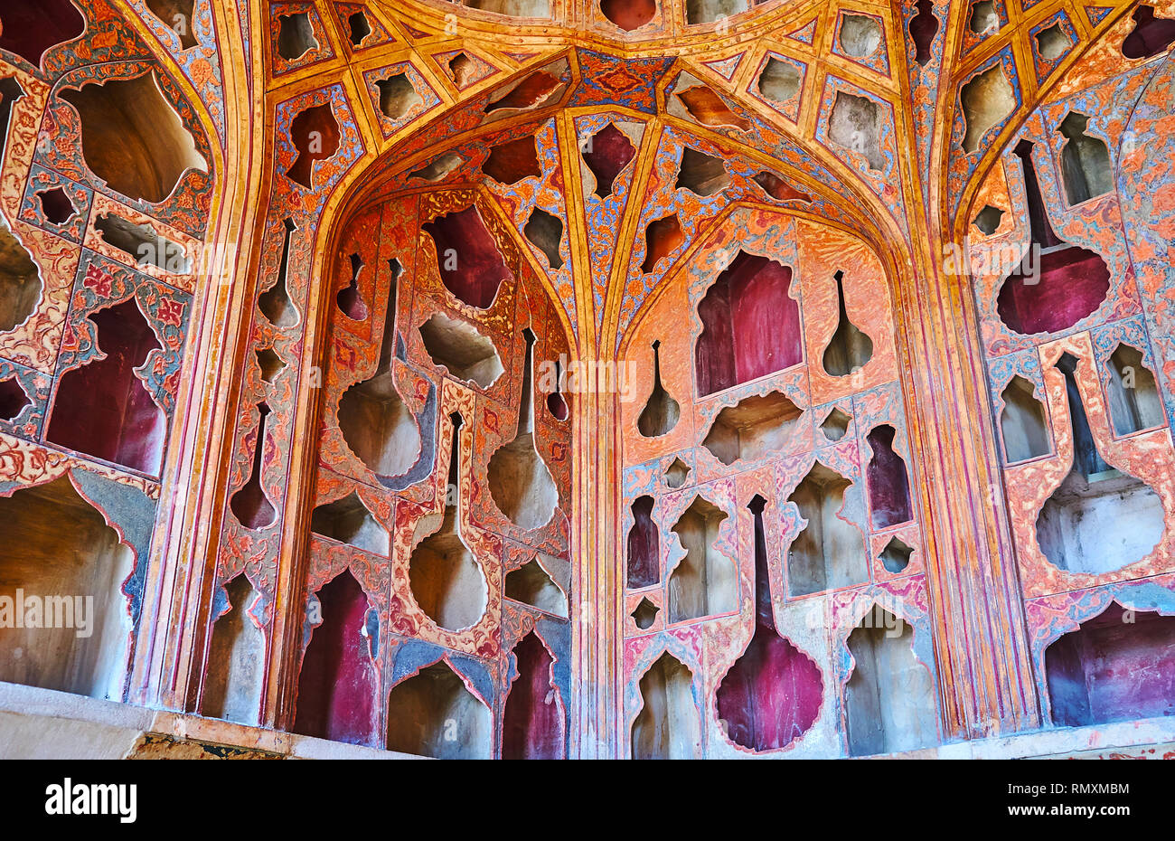 ISFAHAN, IRAN - 21 ottobre 2017: Il decorativi in gesso angolo della Music Hall di Ali Qapu palace con piccole nicchie di acustica di Tong Borie tecnica, su Oc Foto Stock