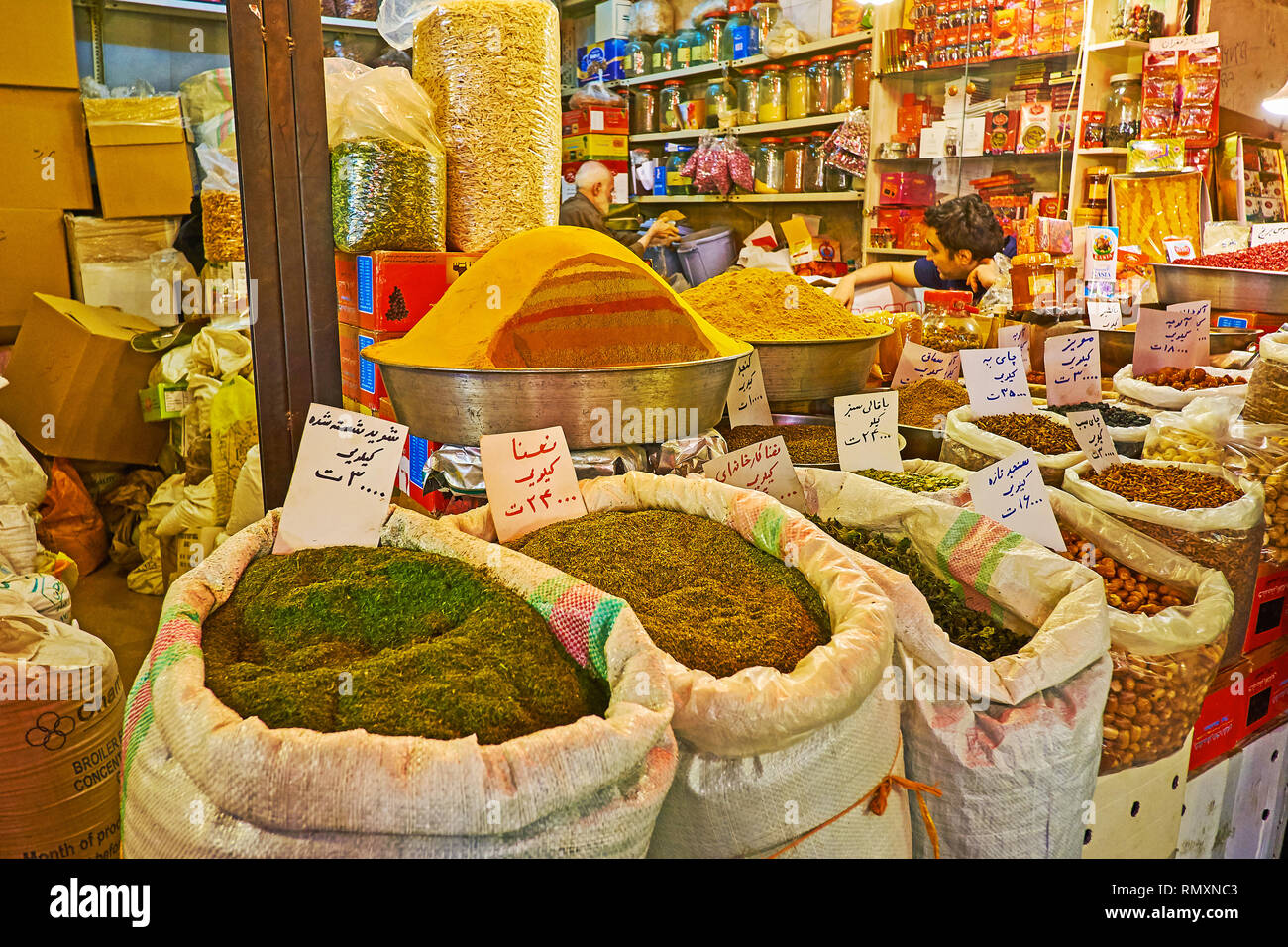 ISFAHAN, IRAN - 21 ottobre 2017: i sacchi con spezie fragranti davanti lo stallo del Grand Bazaar, il 21 ottobre a Isfahan. Foto Stock