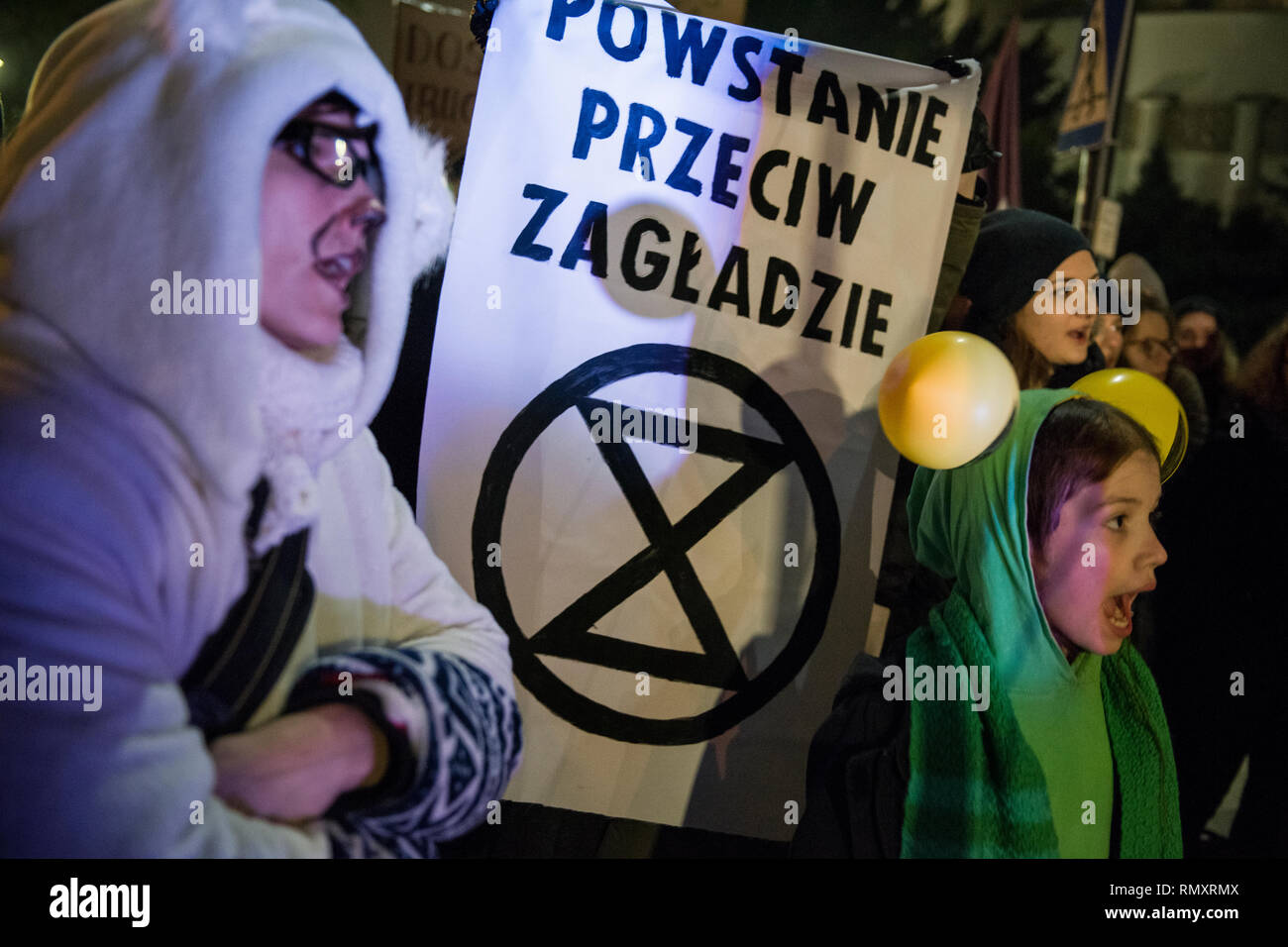 I dimostranti sono visti gridando slogan tenendo un banner con la ribellione di estinzione simbolo durante il primo sciopero di massa a Varsavia e in tutto il paese. In Varsavia centinaia di persone hanno protestato al di fuori del Parlamento. Si tratta di un' iniziativa della terra movimento di sciopero, che mira a proteggere il nostro pianeta dal disastro. Oggi la protesta è stata la prima delle quattro previste, la prossima è prevista per il mese di aprile e di agosto e settembre. Lo scopo degli eventi è quello di aumentare la consapevolezza di imminente disastro climatico e di esercitare pressione sui politici e società che continuano ad ignorare Foto Stock