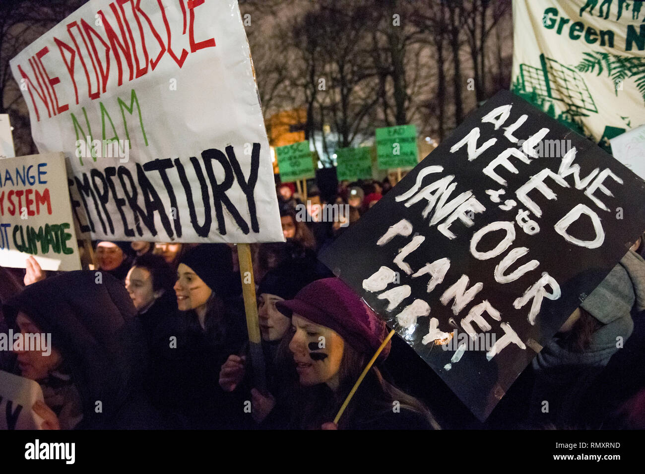 I dimostranti sono visti tenendo striscioni e cartelloni durante il primo sciopero di massa a Varsavia e in tutto il paese. In Varsavia centinaia di persone hanno protestato al di fuori del Parlamento. Si tratta di un' iniziativa della terra movimento di sciopero, che mira a proteggere il nostro pianeta dal disastro. Oggi la protesta è stata la prima delle quattro previste, la prossima è prevista per il mese di aprile e di agosto e settembre. Lo scopo degli eventi è quello di aumentare la consapevolezza di imminente disastro climatico e di esercitare pressione sui politici e società che continuano ad ignorare tali problemi importanti come il cambiamento climatico. Foto Stock