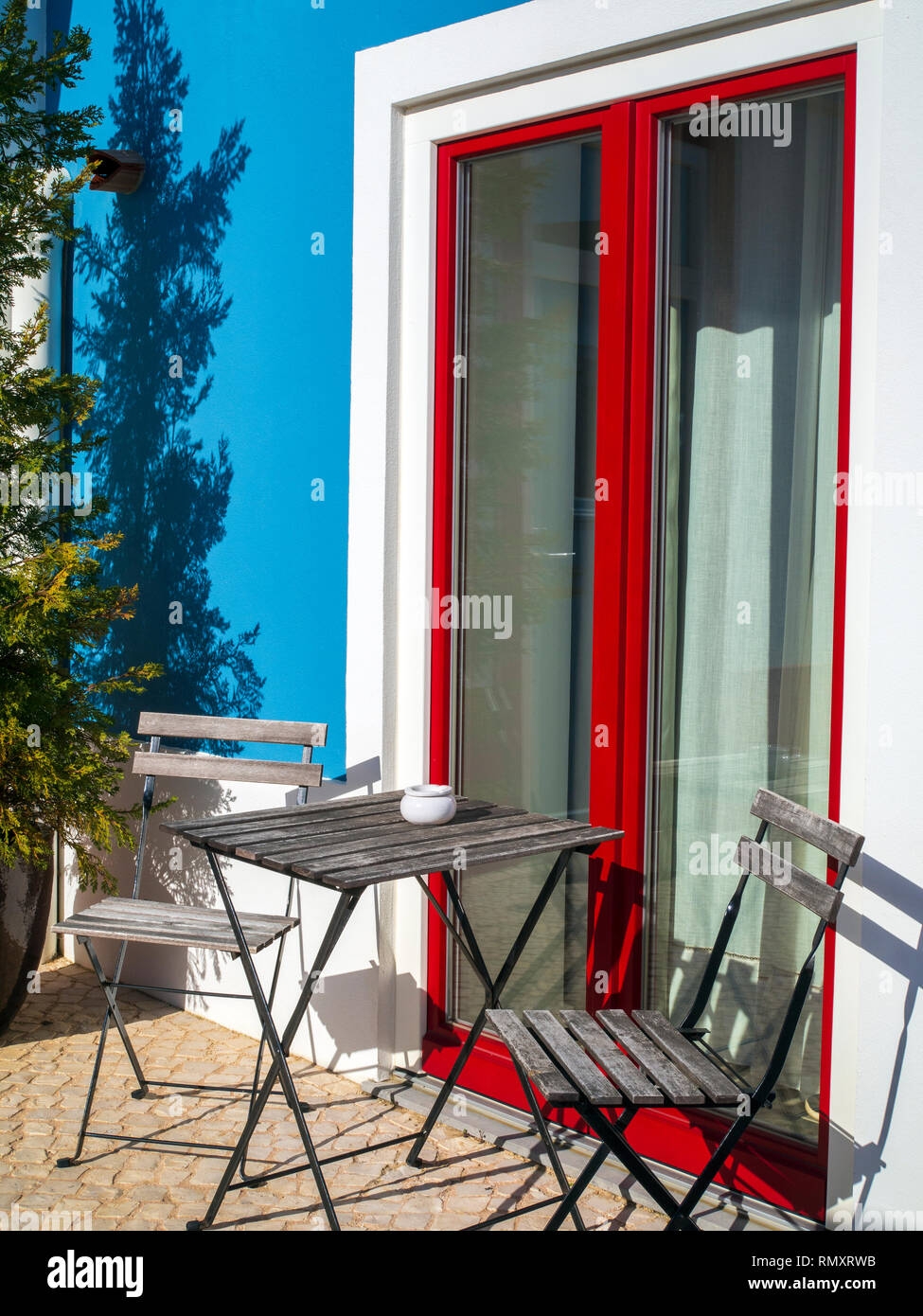 La terrazza in Cercas Velhas guest house nel villaggio di Sagres, Portogallo meridionale. Foto Stock