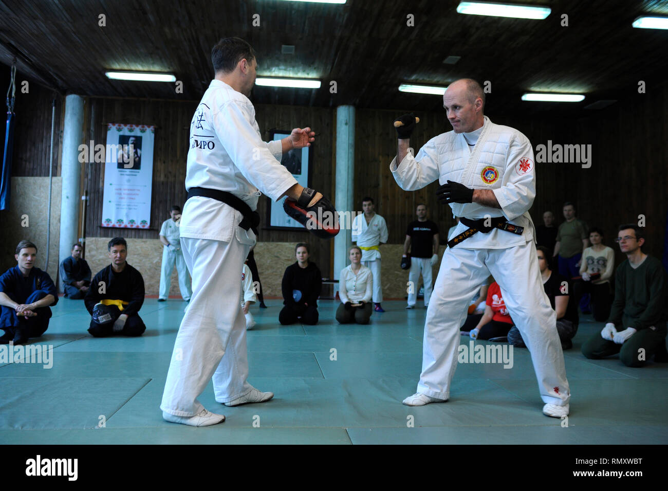 Nippon kempo insegnanti di autoprotezione utilizzando mezzi improvvisati: posizione. Auto seminario di protezione. Febbraio 6, 2019. A Kiev, Ucraina Foto Stock