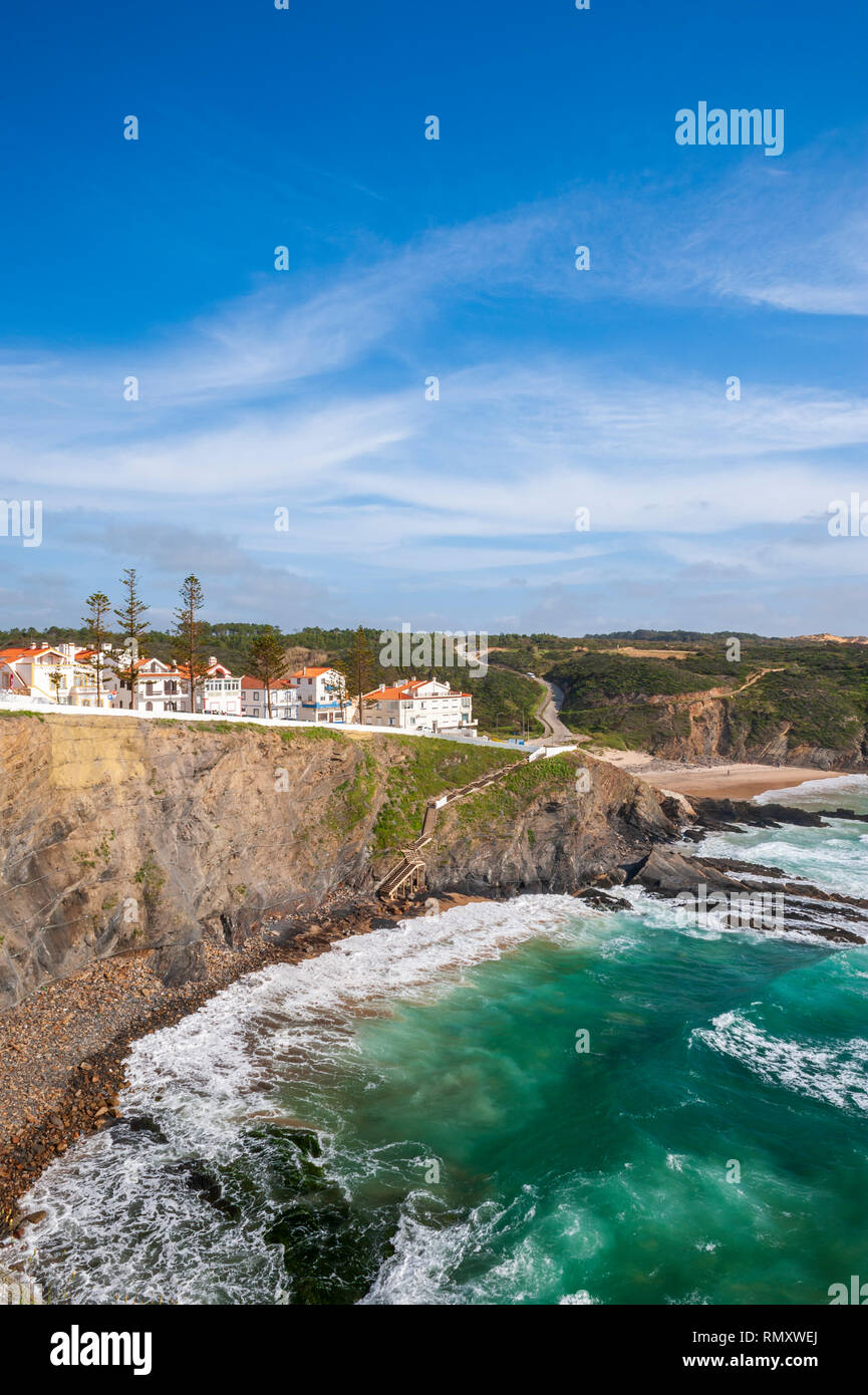 Una vista sulla costa a Zambujeira do Mar, una piccola cittadina sulla costa di Alentejo, Portogallo. Foto Stock