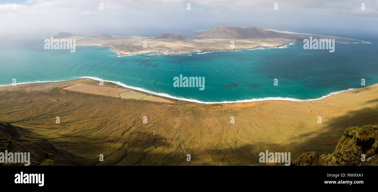 Vista panoramica dell'isola di La Graciosa dal Mirador del Rio Foto Stock