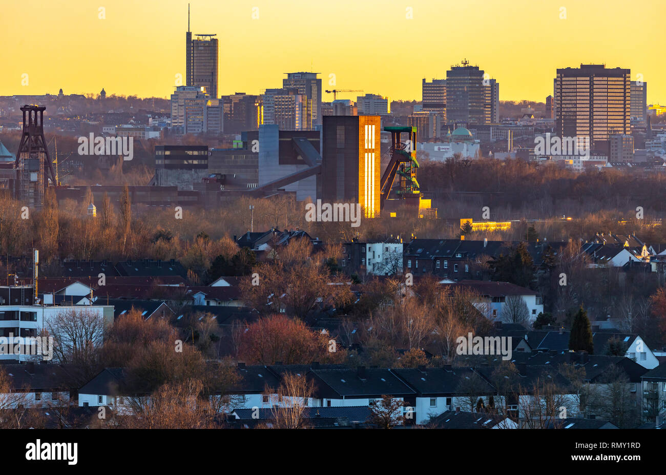 Skyline di Essen, Germania, anteriore la Zollverein colliery, Sito del Patrimonio Mondiale, dietro di esso i grattacieli del centro della città, con il municipio, destra Foto Stock