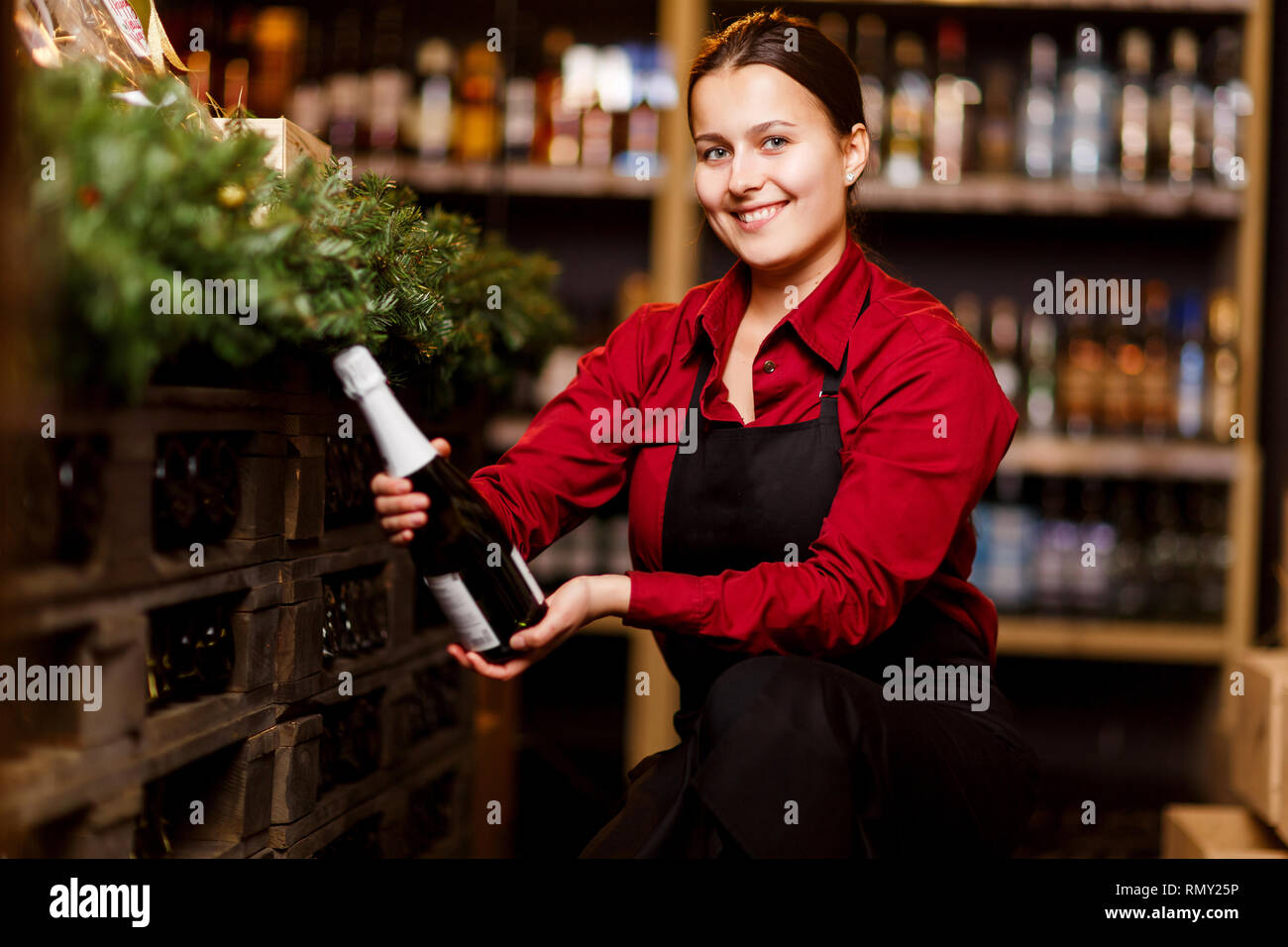 Immagine della donna felice con una bottiglia di vino Foto Stock