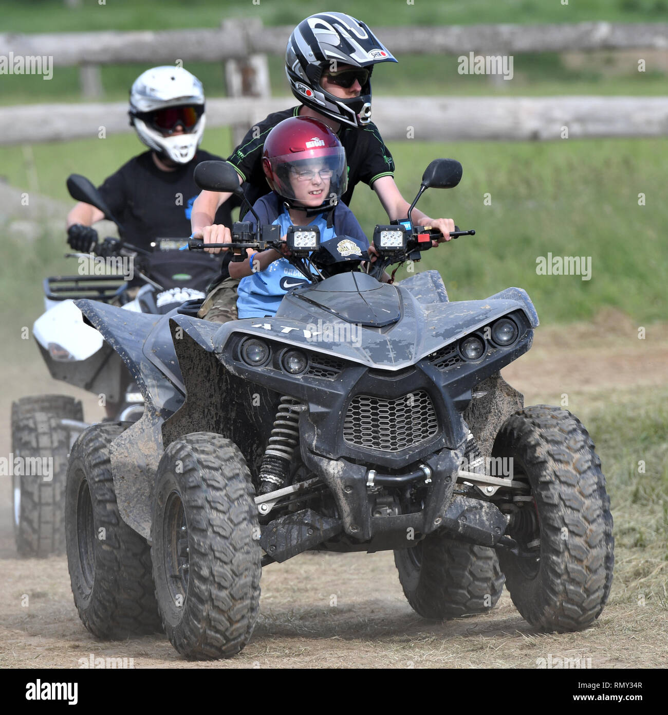 Padre e figlio a cavallo di un Quad/ATV Offroad Foto Stock