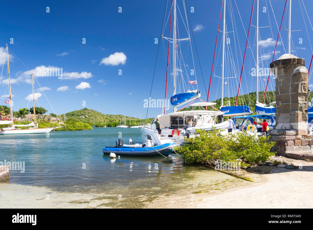 Yachts all'ancoraggio, English Harbour, il Parco Nazionale di Nelson's Dockyard, San Paolo parrocchia, Antigua Antigua e Barbuda, Piccole Antille, dei Caraibi Foto Stock