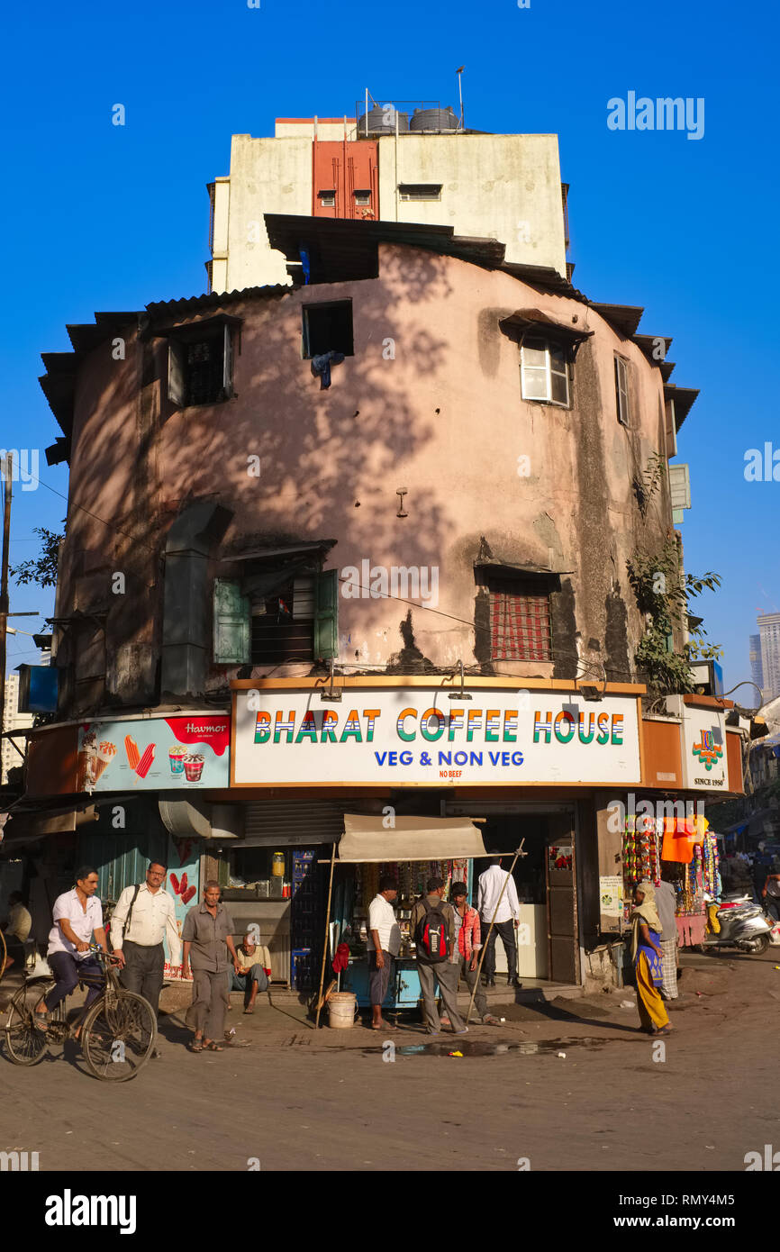 Un angolo ristorante nella fatiscente, famigerato Falkland Rd. (Pattthe Bapurao Marg), in zona Khetwadi, parzialmente una zona di redlight, in Mumbai, India Foto Stock