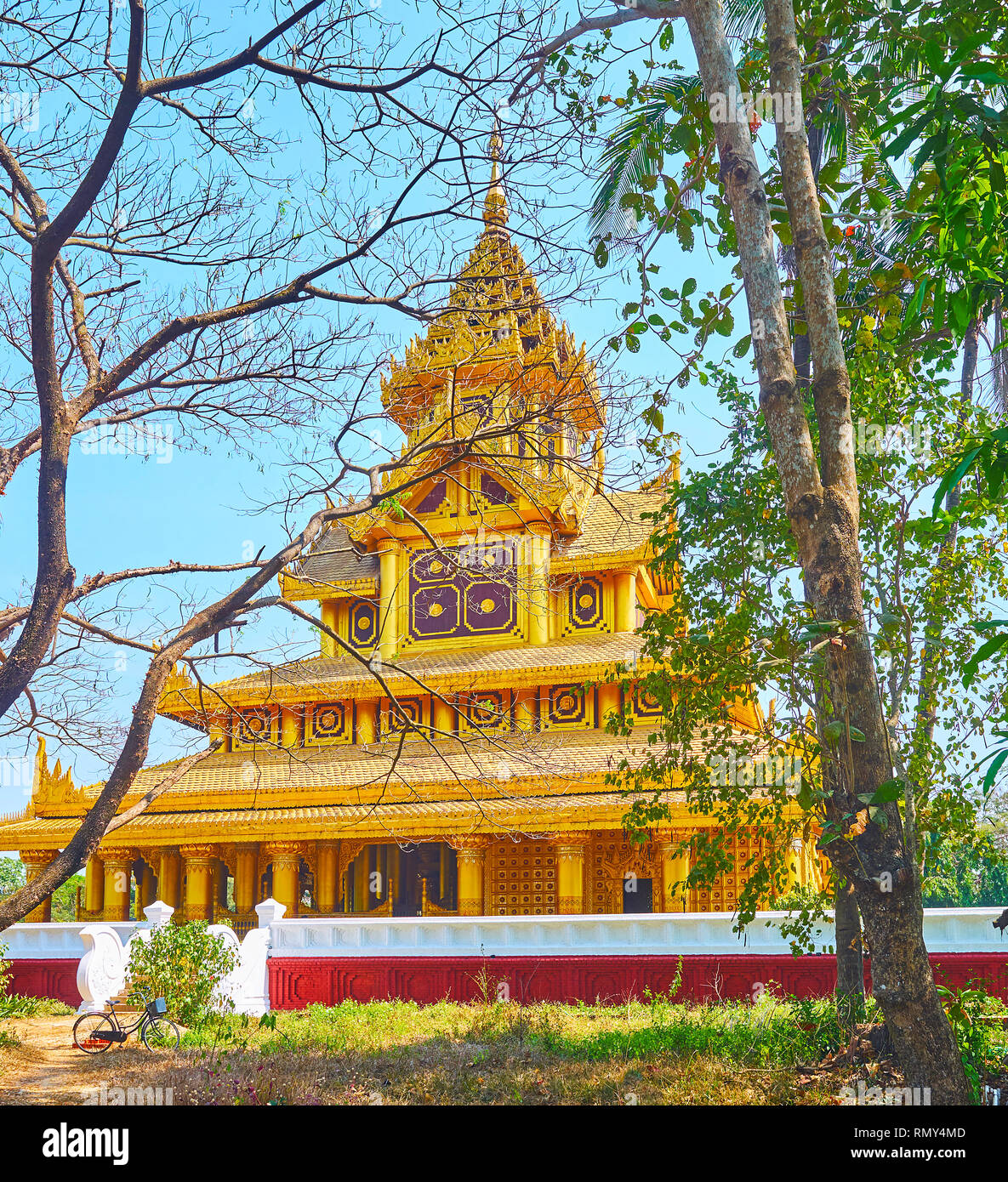 La vista sulla meravigliosa Bhammayarthana (BEE) Trono Hall attraverso gli alberi del giardino Kanbawzathadi, Bago. Foto Stock